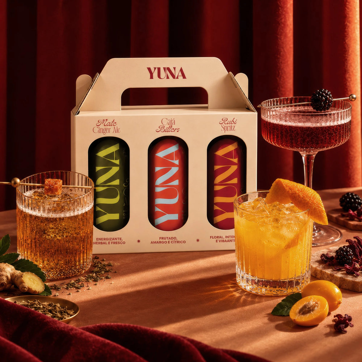 Kit Trio YUNA com latas e drinks servidos sobre mesa de madeira